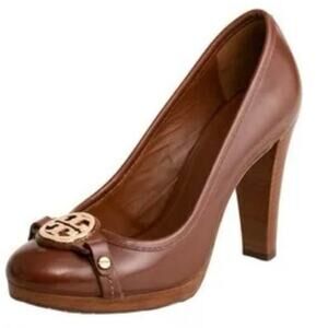 TORY BURCH CALISTA VEGAN LEATHER GOLD LOGO PUMP HEEL - ALMOND - BROWN - SIZE 7M